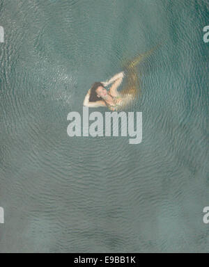 Foto aerea di una sirena in una piscina con increspature da fuco di puntelli Foto Stock