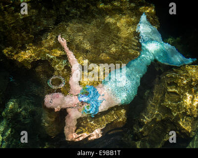 Mermaid soffiando cirular subacquea bolla nella penisola dello Yucatan, KuKulKan Cenote, QRoo, Messico Foto Stock