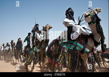 I nomadi Tuareg sui cammelli nel Niger, Africa occidentale Foto Stock