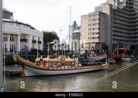 British Royal Barge Vincenzo ormeggiato a St Katherine's Dock, Londra, Regno Unito. Foto Stock