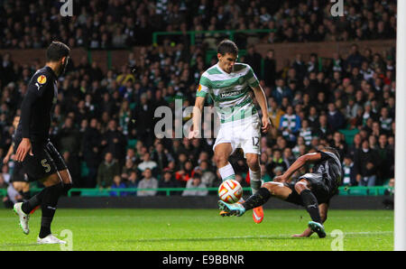 Glasgow, Scozia. 23 ott 2014. UEFA Europa League. Celtic versus Astra Giurgiu. Stefan Scepovic è catturato in ritardo nella casella credito: Azione Sport Plus/Alamy Live News Foto Stock