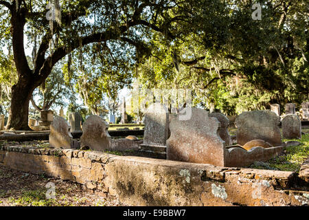 Gli oggetti contrassegnati per la rimozione definitiva nella storica del cimitero di Magnolia in Charleston, Carolina del Sud. Foto Stock