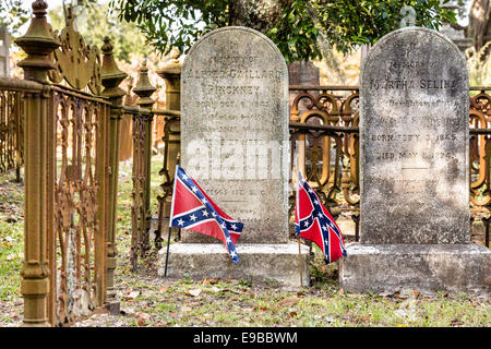 Bandiere confederate contrassegnare l'oggetto contrassegnato per la rimozione definitiva di Alfred Pickney nella storica del cimitero di Magnolia in Charleston, Carolina del Sud. Foto Stock