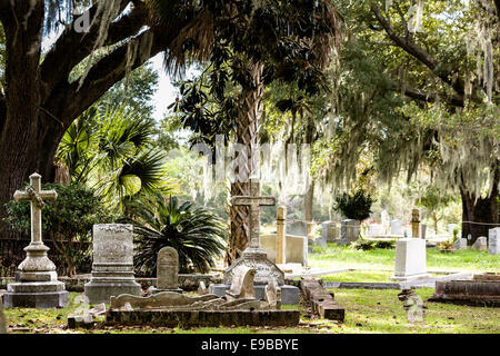 Gli oggetti contrassegnati per la rimozione definitiva nella storica del cimitero di Magnolia in Charleston, Carolina del Sud. Foto Stock