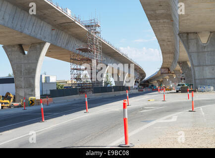 Vista di frammento di strada in ricostruzione Foto Stock