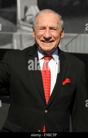 Los Angeles, California, USA. 23 ott 2014. Oct 23, 2014 - Los Angeles, California, Stati Uniti d'America - regista Mel brooks, presso la "giovane Frankenstein quarantesimo anniversario" tenutosi il ventesimo secolo Fox Studios Lot. Credito: Paolo Fenton/ZUMA filo/Alamy Live News Foto Stock