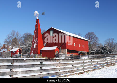 Granaio rosso in inverno la neve. Fienile storico. Il vecchio granaio rosso al carrello Hill Metropark, Huber Heights, Dayton, Ohio, Stati Uniti. Foto Stock