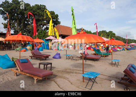 Sedie a sdraio e ombrelloni sulla [Seminyak Beach], Bali, Indonesia Foto Stock