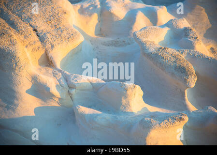 Sculture in pietra arenaria a sarakiniko beach a sunrise, sifnos isola in Grecia Foto Stock