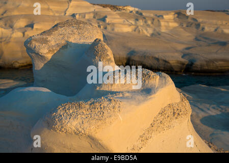 Sculture in pietra arenaria a sarakiniko beach a sunrise, sifnos isola in Grecia Foto Stock