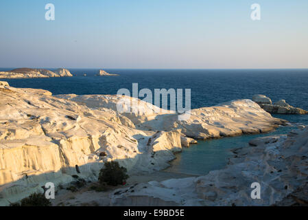 Sculture in pietra arenaria a sarakiniko beach a sunrise, sifnos isola in Grecia Foto Stock