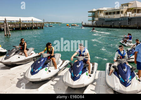 Key West Florida,Keys Golfo del Messico,jet ski,wave runner,affitto,per affitto,adulti uomo uomo uomini maschio,donna donna donna donna donna donna donna donna donna donna donna donna donna,coppia,prima escursione,wa Foto Stock