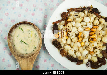 Hominy e mais tostato dadi tradizionali Ecuadoriani cibo Foto Stock