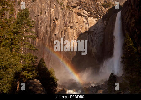 Un arcobaleno forme alla base inferiore di Yosemite Falls nel Parco Nazionale di Yosemite in California. Foto Stock