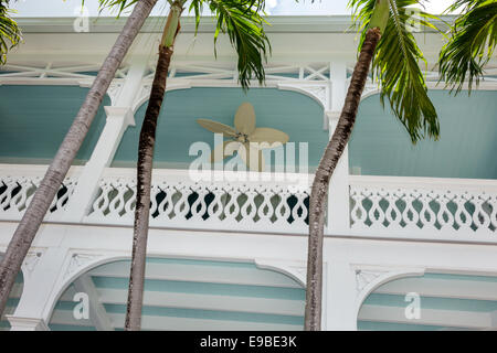 Key West Florida, Keys Fleming & Elizabeth Street, casa case casa case case case residenza, casa, residenza privata, balcone, ringhiera in legno, ventilatore, visitatori tra Foto Stock