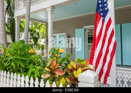 Key West Florida, Keys Fleming & Elizabeth Street, casa case casa case case case residenza, casa, residenza privata, bandiera, fronte, recinto bianco picket, tropica Foto Stock