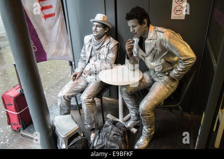 Stand Still, immobile, gli artisti di strada / artisti interpreti o esecutori, avente un periodo di riposo e di relax prendendo una pausa al cafe,caffè,Parigi. Foto Stock