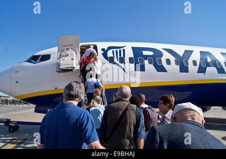 L'imbarco dei passeggeri di un aereo Ryanair in aeroporto di Murcia Spagna Foto Stock