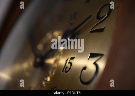 Ravensburg, Germania. 23 ott 2014. Un lightbeam di una lampada segna una delle mani di un antico caso lungo l'orologio a Ravensburg, Germania, 23 ottobre 2014. Orologi stanno per essere tornato indietro di un'ora per l'inverno il 26 ottobre 2014. Foto: Felix Kaestle/dpa/Alamy Live News Foto Stock