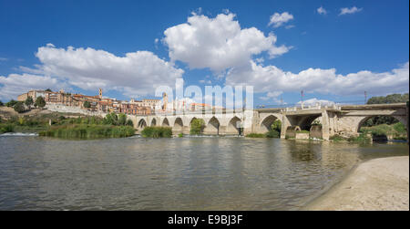 A Tordesillas, una città in Spagna con il fiume Duero, spiaggia e ponte Foto Stock