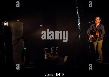 Milano Italia. 23 ottobre 2014. Il cantante irlandese/cantautore Damien Rice si esibisce dal vivo presso il Teatro lineare4Ciak Credito: Rodolfo Sassano/Alamy Live News Foto Stock