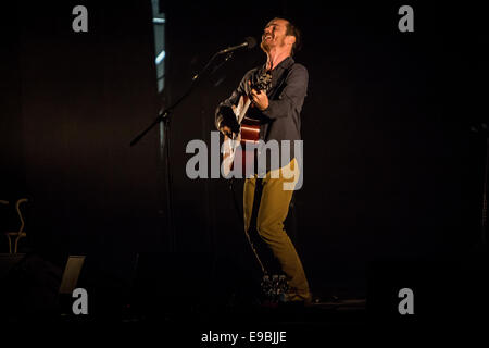 Milano Italia. 23 ottobre 2014. Il cantante irlandese/cantautore Damien Rice si esibisce dal vivo presso il Teatro lineare4Ciak Credito: Rodolfo Sassano/Alamy Live News Foto Stock