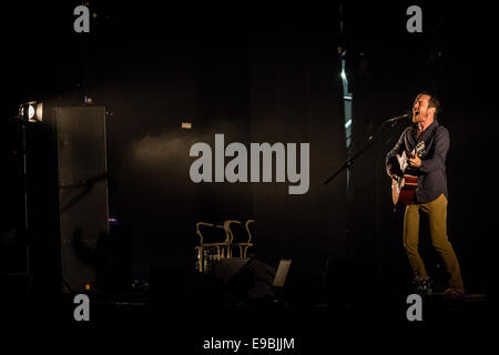 Milano Italia. 23 ottobre 2014. Il cantante irlandese/cantautore Damien Rice si esibisce dal vivo presso il Teatro lineare4Ciak Credito: Rodolfo Sassano/Alamy Live News Foto Stock