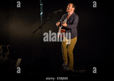 Milano Italia. 23 ottobre 2014. Il cantante irlandese/cantautore Damien Rice si esibisce dal vivo presso il Teatro lineare4Ciak Credito: Rodolfo Sassano/Alamy Live News Foto Stock