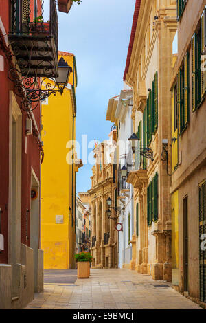 Corsia in ciottoli che conducono a Plaça de la Conquesta, Mahon city centre, Menorca, isole Baleari, Spagna Foto Stock