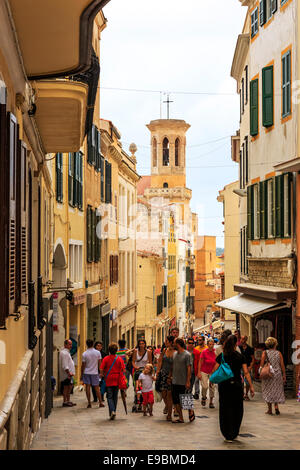 Gli amanti dello shopping nella città vecchia di Mahón Menorca, Baleari, Spagna Foto Stock