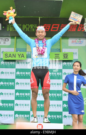 Wenchang, cinese della provincia di Hainan. 24 ott 2014. Wang Meiying (L) della Cina reagisce durante la cerimonia di premiazione dopo la quinta tappa del Tour 2014 di Hainan International di ciclismo su strada in gara Wenchang, Cina del sud della provincia di Hainan, 24 ottobre, 2014. Wang Meiying mantenuto la maglia blu. © Yang Guanyu/Xinhua/Alamy Live News Foto Stock