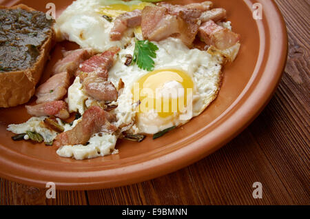 Paese europeo prima colazione - uova fritte, pancetta fritta e baguette con melanzana pasting Foto Stock