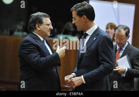 Bruxelles. 24 ott 2014. In uscita il Presidente della Commissione europea José Manuel Barroso (L) colloqui con il Primo Ministro olandese Mark Rutte prima di una tavola rotonda durante un summit UE presso il Consiglio UE sede a Bruxelles in Belgio, Ott24, 2014. Credito: Voi Pingfan/Xinhua/Alamy Live News Foto Stock