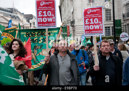 90.000 persone iscriviti TUC Anti-Austerity generale & la Gran Bretagna ha bisogno di un aumento di stipendio di marzo e nel rally di Londra 18 Ott 2014 Foto Stock