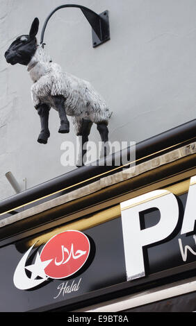 Un modello di agnello pende su un halal macelleria, Bristol, Regno Unito Foto Stock