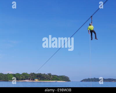 Sablayan inaugura la sua isola in isola zipline che si estende fino a 1.7 chilometri dal Sablayan corretto come il salto-punto spento per Pulong Maliit come zona di atterraggio del turista e cercatori di avventura che mi piacerebbe provare questa zipline più lungo in Asia. Il paesaggio mozzafiato di chiare acque cristalline di Sablayan è visto lungo il tragitto: starfish e ricche formazioni coralline sono visibili mentre sulla zip. Sablayan è famosa per Apo Reef e Pandan Island che sono famosi per le immersioni. (Foto di Sherbien Dacalanio / Pacific Stampa) Foto Stock