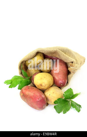 Materie di patate e prezzemolo in un sacco di iuta Foto Stock