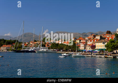 Cavtat cittadina vicino a Dubrovnik, Croazia del Sud. Una porta di entrata " per le imbarcazioni da diporto private che entrano o lasciano la Croazia. Foto Stock