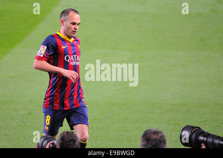 Barcellona - Apr 21: fotografi di scattare foto di Andres Iniesta, F.C Barcelona player, allo stadio Camp Nou. Foto Stock