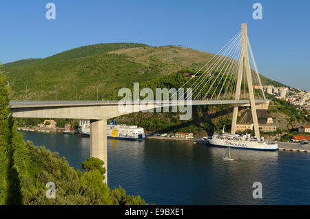 A Dubrovnik in Croazia che mostra il ponte che porta il nord al sud autostrada oltre il fiume Ombla, Foto Stock