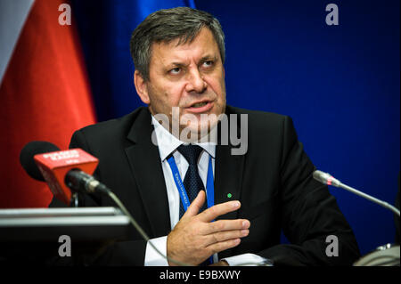 Bruxelles, BXL, Belgio. 24 ott 2014. Il polacco vice primo ministro Janusz Piechoci?parla di sci durante una conferenza stampa dopo la seconda giornata della Riunione dei capi di Stato al consiglio dell'UE con sede a Bruxelles, in Belgio, il 24.10.2014 da Wiktor Dabkowski Credito: Wiktor Dabkowski/ZUMA filo/Alamy Live News Foto Stock