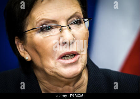 Bruxelles, BXL, Belgio. 24 ott 2014. Il Primo Ministro polacco Ewa Kopacz parla durante una conferenza stampa dopo la seconda giornata della Riunione dei capi di Stato al consiglio dell'UE con sede a Bruxelles, in Belgio, il 24.10.2014 da Wiktor Dabkowski Credito: Wiktor Dabkowski/ZUMA filo/Alamy Live News Foto Stock