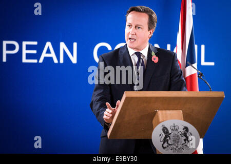 Bruxelles, BXL, Belgio. 24 ott 2014. La Gran Bretagna è il Primo Ministro David Cameron parla durante una conferenza stampa dopo la seconda giornata della Riunione dei capi di Stato al consiglio dell'UE con sede a Bruxelles, in Belgio, il 24.10.2014 da Wiktor Dabkowski Credito: Wiktor Dabkowski/ZUMA filo/Alamy Live News Foto Stock