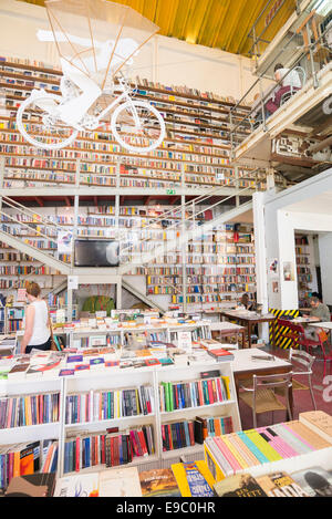 Un ex spazio stampa ha dato vita a una libreria nel lx factory,lisboa, Portogallo. Foto Stock