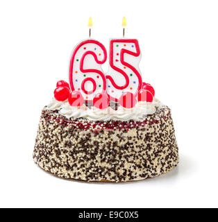 Torta di compleanno con il numero di candele 65 isolato su sfondo bianco  Foto stock - Alamy