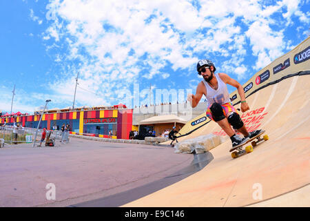 Barcellona - giu 28: piloti professionisti presso la croce Longboard concorrenza a LKXA Sport Estremi Giochi di Barcellona. Foto Stock