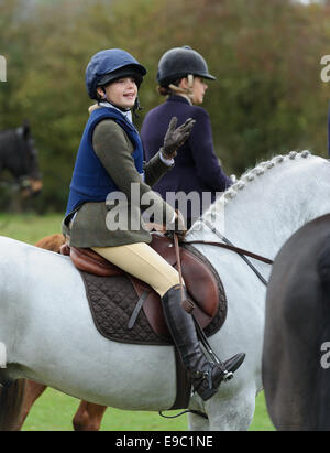 Leicestershire, Regno Unito. 24 ottobre, 2014. Ci sono stati molti giovani sostenitori per l'inizio della caccia alla volpe stagione - Quorn Hunt apertura incontro presso il canile. Credito: Nico Morgan/Alamy Live News Foto Stock