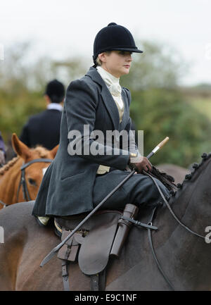 Leicestershire, Regno Unito. 24 ottobre, 2014. Lato piloti sella percorsa da tutto il Regno Unito e in Irlanda per l'inizio della caccia alla volpe stagione - Quorn Hunt apertura incontro presso il canile. Credito: Nico Morgan/Alamy Live News Foto Stock