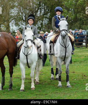 Leicestershire, Regno Unito. 24 ottobre, 2014. Ci sono stati molti giovani sostenitori per l'inizio della caccia alla volpe stagione - Quorn Hunt apertura incontro presso il canile. Credito: Nico Morgan/Alamy Live News Foto Stock