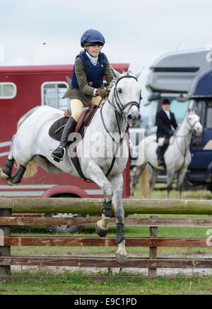 Leicestershire, Regno Unito. 24 ottobre, 2014. Ci sono stati molti giovani sostenitori per l'inizio della caccia alla volpe stagione - Quorn Hunt apertura incontro presso il canile. Credito: Nico Morgan/Alamy Live News Foto Stock